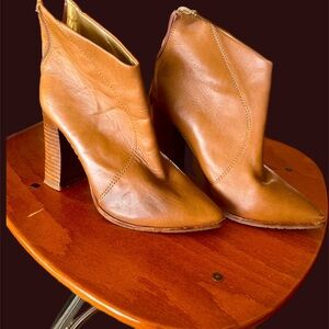 Beautiful Leather Boots (women’s size 5) - Kenneth Cole